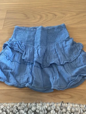 Blå volangkjol från Gina Tricot💙 - Supersöt kjol från Gina tricot. Är för små för mig🥹