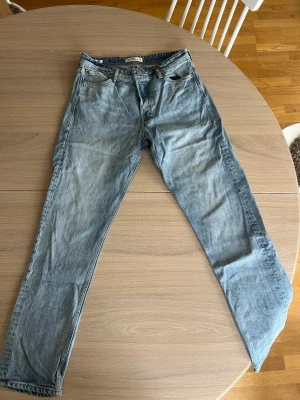 Chris/loose jeans  - Chris loose jeans i ljusblå snygg tvätt 