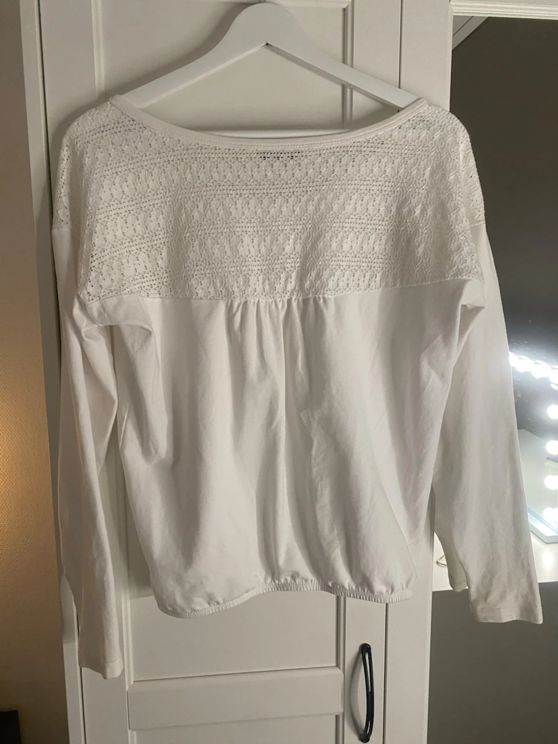 Vit långärmad topp med spetsdetalj - 2