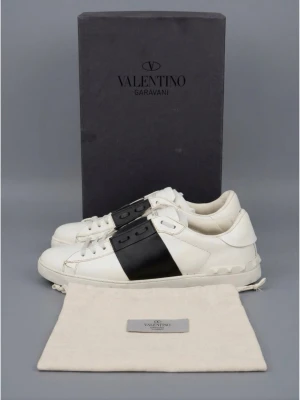 Valentino opens - Skorna är i bra skick och har  använts försiktig, perfekta nu till sommaren! Självklart är skorna äkta! Storlek: 41.5 (passar (42) · Färg: vit&svart  · Nytt pris~7280 sek / 690 € · tillbehör. Du får såklart me boxen och dustbag och kvitto…! skriv till oss om du är intresserad eller vill ha mer bilder! 