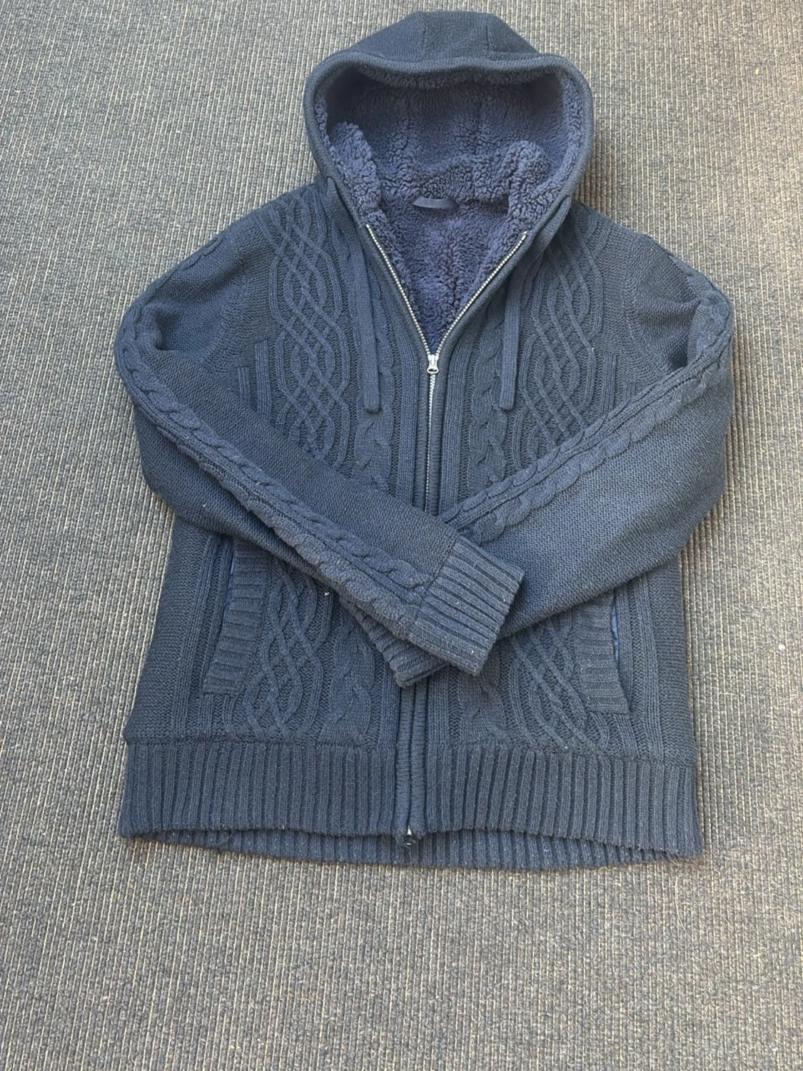 Mörkblå stickad hoodie med dragkedja