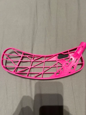 Innebandyblad i rosa plast - Säljer ett innebandyblad i stark rosa färg från oxdog. Optilight blad, helt nytt aldrig använt eller vinklat. Vinkel höger. 