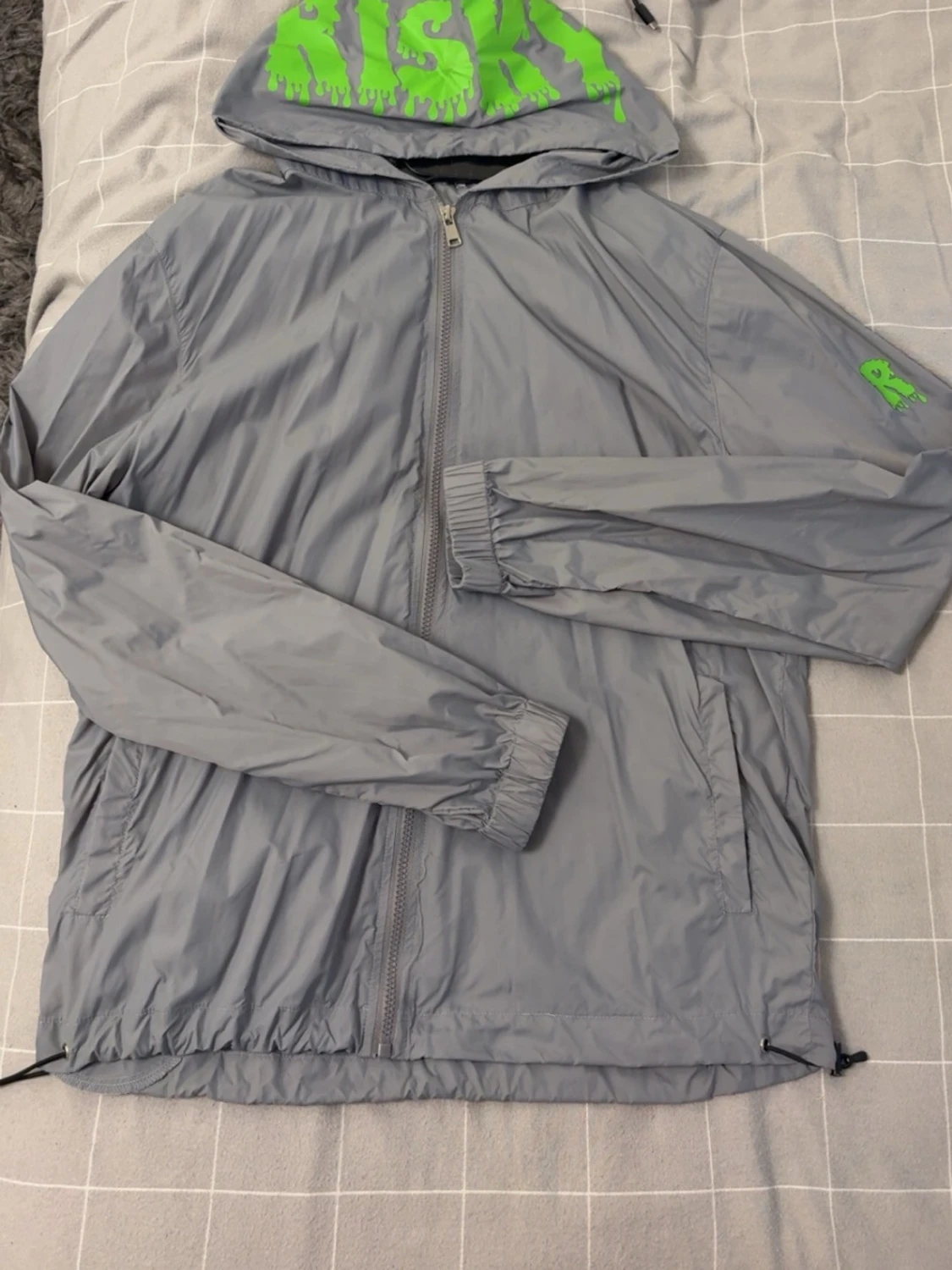 Grå vindjacka med huva från Risky
