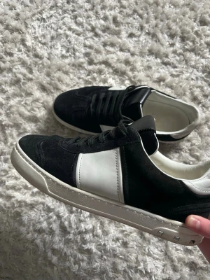 Svarta Valentino Flycrews - Ett par svarta valentino flycrews i storlek 38 1/2 passar 39. Mycket fint skick, endast några tecken på användning. Inget og följer med. Priset är förhandlingsbart. Fraktar inom 24 timmar 🤩