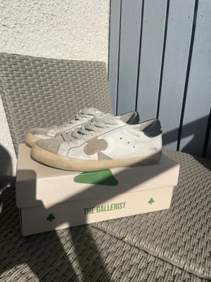 Vita The Gallerist skor - Snygga vita sneakers från The Gallerist i storlek 43. Säljer för att jag inte använder dem. Hör av er vid frågor!