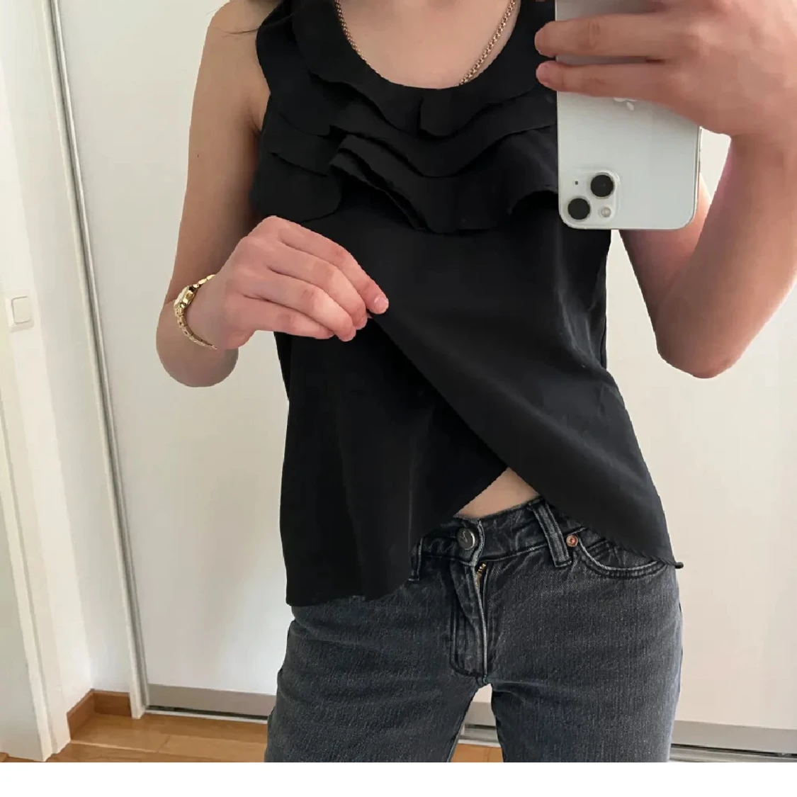 Svart ärmlös linnetopp med volanger - 2