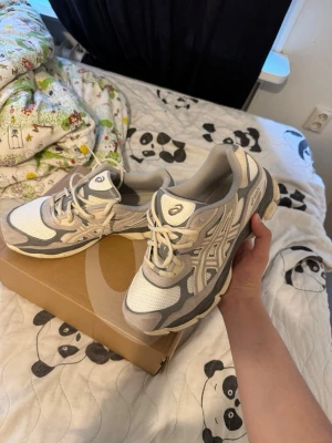 Asic gel nyc oyster grey 43,5 - Användt 1 gång man märker bara undersidan som du kan se på bilden