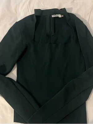 Mörkgrön långärmad topp - Säljer den här snygga mörkgröna toppen från zara. Säljer då jag inte använder den🥰🥰. Inga defekter.