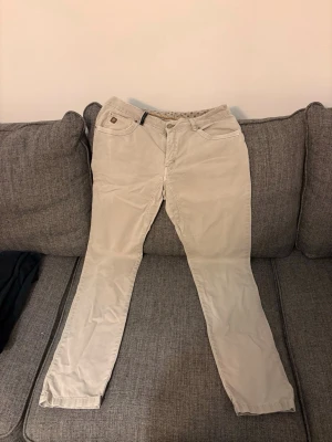 Beigea herr byxor  - Säljer ett bar beigea herr jeans