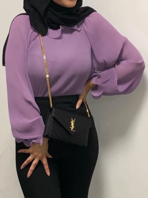 Plisserad lila blus med volang - Zara