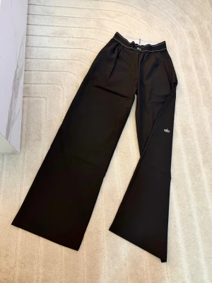 Suit up virala byxor från Alo S / 36 - Byxor från Alo med breda ben och resor i midja