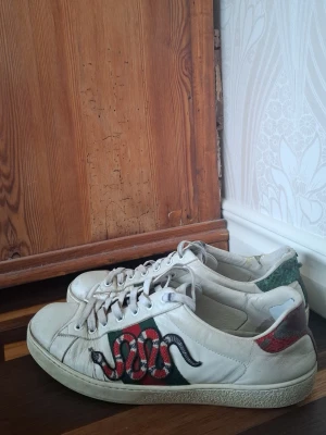 Gucci Ace Snake - Säljer dessa snygga Gucci Ace Snake skor som är storlek 43! De är i okej skick och de har reparerats. Skit snygga inför sommaren! Pris: 1099❗️