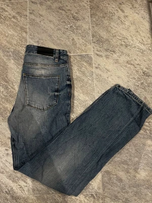 Blå raka jeans från WHYRED - Säljer ett par klassiska blå jeans från WHYRED.
