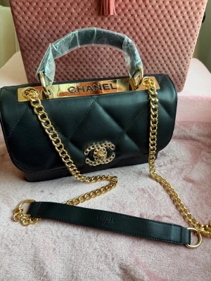 Elegant väska - Ny/oanvänd elegant CC väska med handtag och axelband beroende på hur man vill bära den.