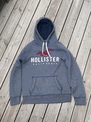 Hollister hoddie - Säljer en blå hoddie från hollister i storlek M. Den är i mycket gott sick och har inga defekter. Det är bara att höra av sig vid minsta fundering eller vid fler bilder🙌