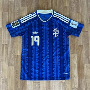 Sverige VM Borta Fotbollströja - Mörkblå Sverige Tröja från VM 2026. Namnet på tröjan är ROONY BARDGHJI och nummer 19 på ryggen. Tröjan är i väldigt bra skick och har inga skador! 