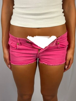 Lågmidjade Jeansshorts - Superfina lågmidjade rosa jeansshorts | Storlek 27 | Jättebra skick! | Jag är 168cm lång och väger 60kg | Midjebredd 38cm | Kontakta mig vid fler frågor eller funderingar!💗
