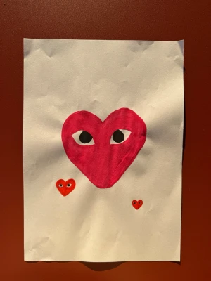 Comme des garçons posters - Säljer handgjorda posters inspirerade av märket comme des garçons. Säljer i olika färger och lite olika designs. De ”vanliga” (enfärgade) säljer jag för 79 kr och de två första för 100 kr. Kan även göra andra färger och designs på beställning. Kolla gärna in mina andra annonser där jag bl.a. säljer kläder och andra posters🤩💛🍉🌸