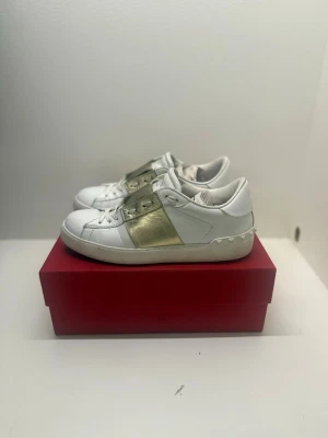 Valentino open skor - Säljer nu dessa jättefina Valentino skor i mycket väl skick. Använda cirka 2 veckor. Original box, dustbag och kvitto medföljer.🤗