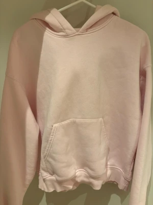 Ljusrosa hoodie från Gina Tricot - Säljer en ljusrosa hoodie från Gina Tricot, Elevated Basics-kollektionen. 