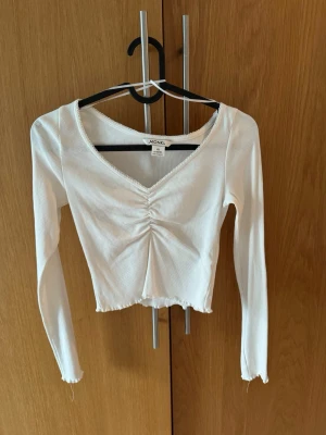 Långärmad croppad topp  - Jättesöt långärmad croppad topp ifrån Monkl 💕 knappt använd och i jättefint skick 🙌 Pris kan diskuteras vid fsnabb försäljning. Skriv för bilder med toppen på! 😇