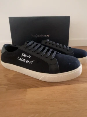 Svarta Saint Laurent sneakers - Saint Laurent skor svarta. Storlek 44 och använda typ 2 gånger 