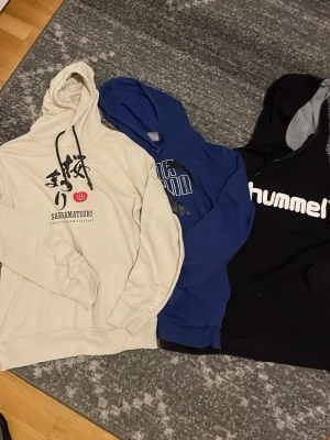 Tre  hoodies  - Tre hoodies  i olika märken storlekarna är följande, Hummel  L , lager 157 S, Puma S. Varierat skick. Jag säljer allt tillsammans 
