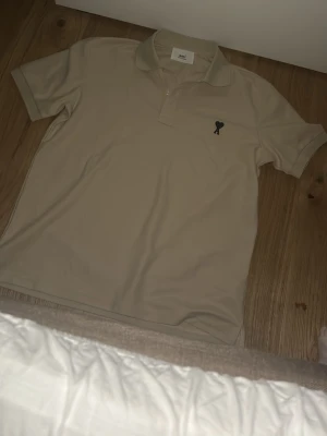 Vit Ami De Coeur pikétröja - Ami paris tröja köpt från Vinted å denna orderbekräftelsen blev skickad till mig av säljaren tröjan är i ny skick å jag har aldrig använt den å har kvar lapparna, nypris verkar vara 2007 kr vill bara bli av med den där av priset .. tröjan är lite mindre i storleken å passar nån som är runt 175~180+
