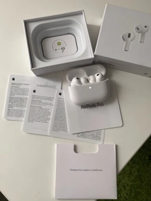 Apple AirPods Pro 3 - Säljer ett par vita Apple AirPods Pro med trådlöst laddningsetui. Kommer i originalförpackning med manualer och papper. Snygg och stilren design i plast, perfekt för dig som vill ha grymt ljud och smidig anslutning till din iPhone eller andra Apple-enheter. Det är usb-C med Active noise cancellation. AppleCare+ till 2027-12-27 