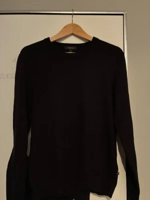 Svart stickad tröja från Matinique - En stilren svart stickad tröja från Matinique i storlek S. Tröjan har rund halsringning och långa ärmar, perfekt för lager på lager och enkel att matcha med olika outfits. Knappt används, passar folk mellan 160-170