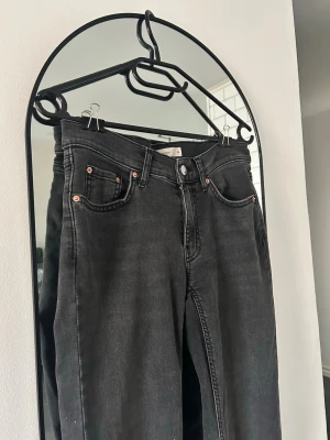Lågmidjade svarta utsvängda jeans - Lågmidjade svarta utsvängda jeans i väldigt bra skick från gina tricot. 💕