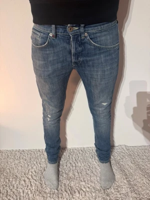 Dondup George Jeans - | Skick: 10/10 | Färg: Blå | Modell: 174cm 58kg | Vad Inkluderas: Enbart Jeansen | Nypris: 3 200kr |