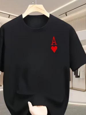 Svart t-shirt med rött hjärta - Stilren svart t-shirt med ett rött A och hjärta tryckt på bröstet. Klassisk rund halsringning och korta ärmar. Perfekt för dig som gillar minimalistisk design med en twist. Skön och mjuk känsla, passar till det mesta. 