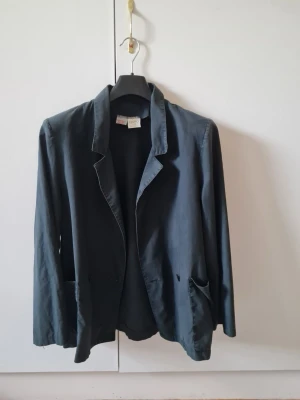 Mörkblå retro bomull kavaj från Tempo strl C 38 - Stilren mörkblå retro vintage kavaj från Tempo med klassisk krage och två framfickor. Rak passform och långa ärmar. Storlek C 38. Material 100% bomull.