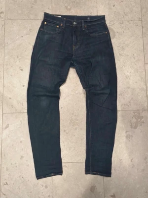  Levi's 511 - Säljer ett par mörkblå Levi's 511 jeans, jeansen passar till allt och är ett snyggt, säkert och populärt val. Dom är nästan nyskick och storleken W31 L32. Hör av er vid frågor eller funderingar 😁🤝🏻