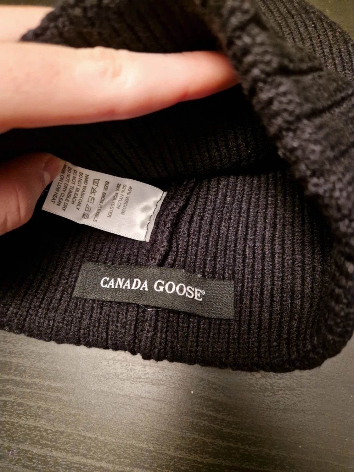 Svart ribbad mössa från Canada Goose - 2
