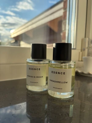 ESSNCE parfym duo - Två parfymer från ESSNCE: 'Berries & Cream' och 'Carashmellow'. Flaskorna är genomskinliga med svart lock och minimalistisk vit etikett. Doftnamnen antyder bäriga och karamelliga toner. Perfekt för dig som gillar söta och fräscha dofter.