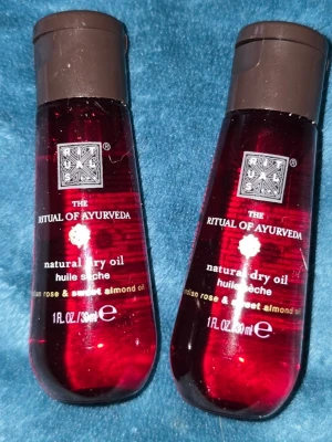 Rituals Ayurveda Natural Dry Oil , 2 × 30 ml - Två flaskor Ritual of Ayurveda natural dry oil med doft av indisk ros och sötmandelolja. Flaskorna är mörkröda med bruna lock och rymmer 30 ml vardera. Oljan är perfekt för att återfukta huden och ger en lyxig känsla.
