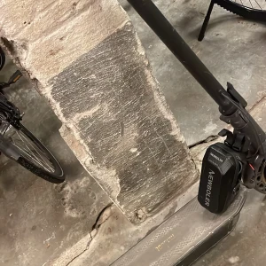 Ninebot G30 Max  - Hej säljer nu min Ninebot g30 Max eftersom jag vill köpa något annat den är super bra och kommer med en snabbladdare.  Den kan köra 90km långt/9 mil eftersom den har ett extra batteri. En grym elscooter med massor av kraft och komfort!  ✅ Hastighet: Upp till 30-35km/h ✅ Räckvidd: Upp till 90 km på en laddning( i 20km i timmen) ✅ Vattentät – perfekt för alla väder ✅ Punkteringsfria däck – slipp oroa dig för punktering ✅ Just nu behövs 2 delar ny fäll del och bakskärm då de gått sönder.INGEN FRAKT