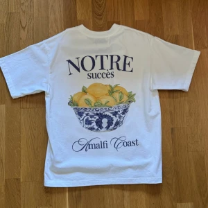 Notre Succès T-Shirt - Notre Succès Amalfi Limone T-Shirt 🍋  Strl M. Helt ny och oanvänd. 100% bomull. Originalförpackning saknas. Tryckt fram och bak. Nypris: 575 kr.