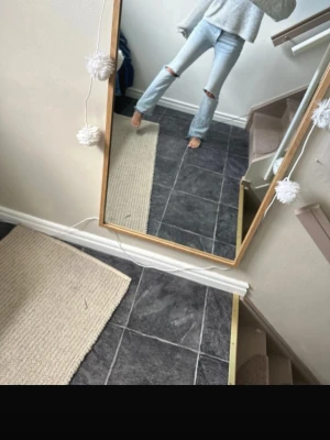 Ljusblå slitna raka jeans - Säljer ett par ljusblå jeans med raka ben och slitningar vid knäna. Jeansen har klassisk femficksmodell och är tillverkade i denim. Perfekta för en avslappnad och trendig look. Jag är 167