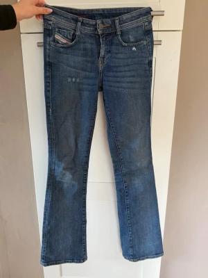 Blå bootcut jeans från Diesel - Mörkblå bootcut jeans från Diesel✨Stl. 23 i midja och 30 i längd. Köparen betalar frakt.