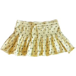 Vintage lowwaist/ lowrise/ lågmidjad tygkjol/ minikjol/ miniskirt, y2k/ cyber/ alt/ 2000s/ 2000tal/ dödskalle/ skill - One of a kind lågmidjad ljusgul minikjol med dödskallar på! 100% bomull, Midjemått 84,5cm (41cm rakt över), Höjd 33cm