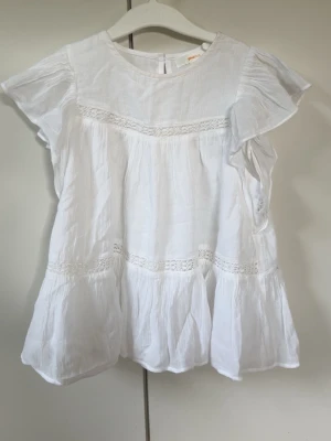 Vit blus från gina - Jätte fin blus från gina som nog inte säljs längre! Har aldrig använt den men de är lite sönder under ena ärmen men man kan fixa de ganska enkelt. Pris kan diskuteras så de finns inte ett bestämt pris🤍