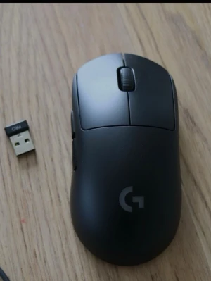 Svart trådlös gamingmus Logitech - Säljer en svart trådlös gamingmus från Logitech med USB-mottagare. Musen har en stilren och ergonomisk form, scrollhjul och diskret Logitech-logga på ovansidan. Perfekt för gaming eller arbete vid datorn. Även lagt till mouse grips på dem och nya mouse skates. Laddare ingår!