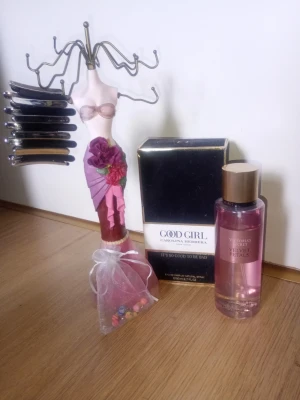 Bundle Carolina Herrera, Victorias Secret velvet petals, 2000s smyckes hållare och navelpiercingar - -Carolina Herrera parfym good girl 80 ml. full. sliten på flaskan. 800 kr enskilt köp.     -victorias secret body mist velvet petals 250 ml. Cirka 10-20 % använd.  175 kr enskilt köp.    -smyckeshållare, från 2000s talet. Väldigt sliten. Ett hål. (Se bilder) 100 kr enskilt köp.      -Navelpiercingar och Ett armband. Armbandet är använt och sitter ihop med gummitrådar. Är också från 2000s talet. Navelpiercingarna är använda och några få utan proppar.  100 kr enskilt köp.   Allt är 1300 kr.