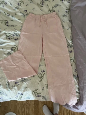 Linnebyxor - Köpa på kidsbrandstore men säljer då dem är försmå för mig tyvärr köpa förra sommaren men aldrig använda ☺️ står xl men det var 170 på hemsidan och passar nog mer en xs midjemått-33 innerbenslängd-78