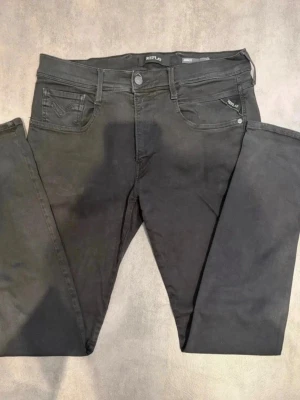 Replay Anbass Jeans - Replay anbass jeans   Size: 31/32   Fina byxor, väldigt bra skick förutom en lapp som börjat ramla av. Om du har några frågor så är det bara att ställa!🤝