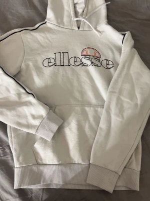 Ellese hoodie - Hej säljer en Ellesse hoodie i storlek S finns lite små skador på snören som ni ser på bilderna men annars så är den felfri, det är bara och skriva vid frågor och funderingar!