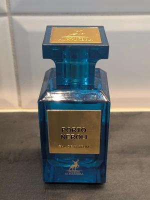 Maison Alhambra Porto Neroli Eau de Parfum  - Otroligt god , krispig och ren sommardoft. Ett måste i sommaren. Ca 90-95% kvar av flaskan. Ingen box kvar